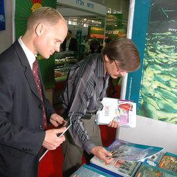 6-я международная специализированная выставка «Перспективы развития рыбной отрасли-2009». Владивосток, сентябрь 2009 г. У стенда медиахолдинга Fishnews