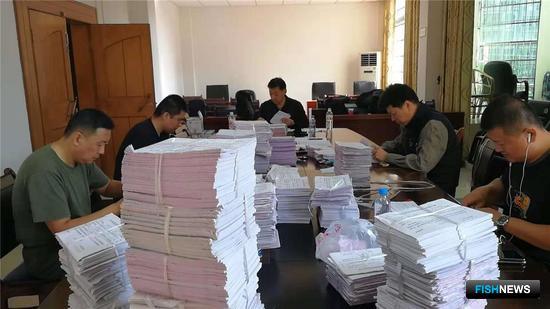 Китайские таможенники проверяют документы. Фото Undercurrent News.