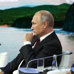 Глава государства Владимир ПУТИН на пленарном заседании ВЭФ во Владивостоке. Фото пресс-службы президента