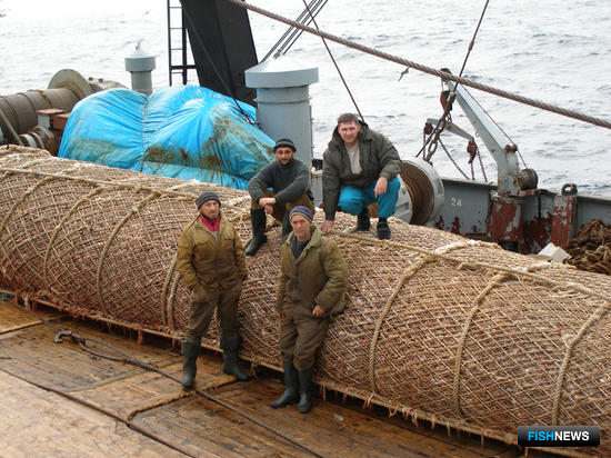 Рыбаки-дальневосточники на промысловом судне