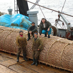Рыбаки-дальневосточники на промысловом судне