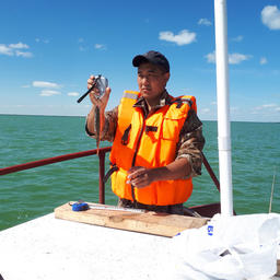 Взвешивание и замер рыбы. Фото пресс-службы ВНИРО