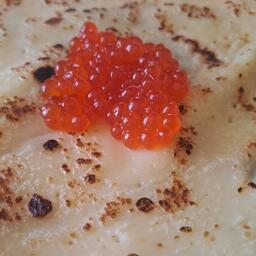 Блины с икрой — популярное сочетание в русской кухне. Архивное фото