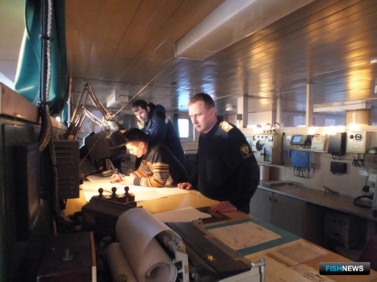 Капитан Александр Насадюк проверяет нанесение на карту точек маршрута