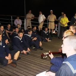 Вечер гитарной песни собрал экипаж и курсантский состав. Фото информационно-аналитического отдела Дальрыбвтуза.