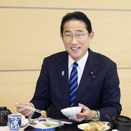 Премьер-министр Японии Фумио КИСИДА ест рыбу из префектуры Фукусима на обеде 30 августа. Фото – кабинет по связям с общественностью / VIA Kiodo