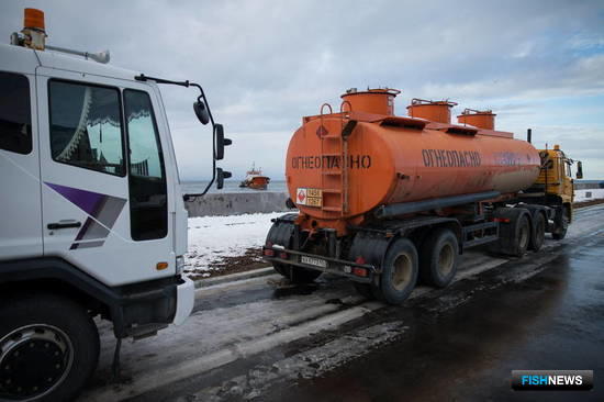 К 30 ноября с танкера было откачано 24 кубометра топлива – один бензовоз. Фото пресс-службы правительства Сахалинской области