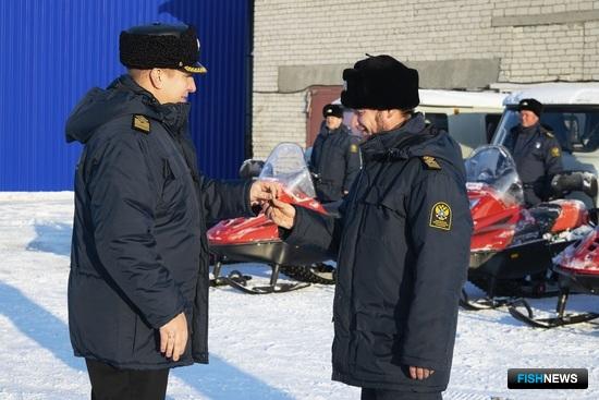 Врио руководителя Нижнеобского теруправления Росрыболовства Иван МАТАЕВ вручает ключи от новых автомобилей и снегоходов. Фото пресс-службы ТУ