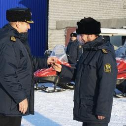 Врио руководителя Нижнеобского теруправления Росрыболовства Иван МАТАЕВ вручает ключи от новых автомобилей и снегоходов. Фото пресс-службы ТУ