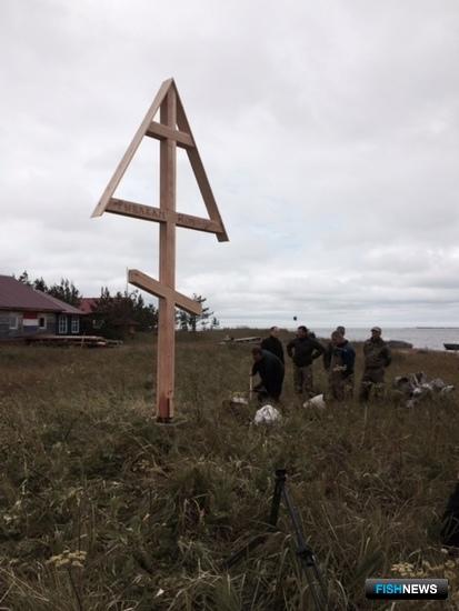 На острове Мудьюг установили поклонный крест в память о промысловиках, не вернувшихся с моря. Фото пресс-службы министерства АПК и торговли Архангельской области