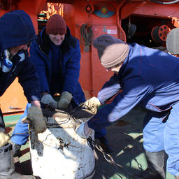 Размотка запутанных тросов. Фото сделано членами экипажа