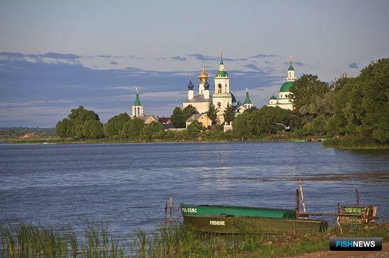 Озеро Неро в Ростове. На заднем плане - Спасо-Яковлевский монастырь. Фото Swetozar1 («Википедия»)