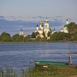 Озеро Неро в Ростове. На заднем плане - Спасо-Яковлевский монастырь. Фото Swetozar1 («Википедия»)