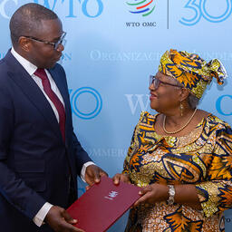 Документ о ратификации соглашения Министр международной торговли Демократической Республики Конго Жюльен Палюку КАХОНГЬЯ передал генеральному директору ВТО Нгози ОКОНДЖО-ИВЕАЛЕ. Фото пресс-службы организации