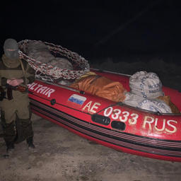 Нелегальный промысел вели с лодки. Фото пресс-службы УМВД России по Сахалинской области