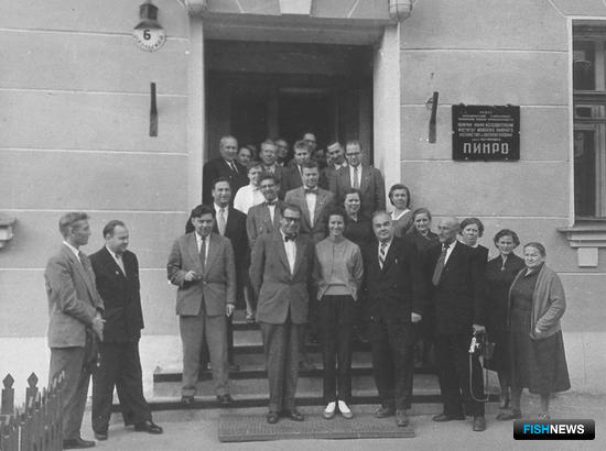 Советские и норвежские морские исследователи перед главном входом в ПИНРО в августе 1958. Фото из архива Института морских исследований