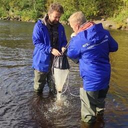 Специалисты взяли гидробиологические пробы зообентоса и зоопланктона. Фото пресс-службы Главрыбвода