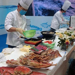 Три дня выставки в дегустационной зоне национального стенда РФ самые искусные шеф-повара угощали всех желающих блюдами европейской и азиатской кухни из российских морепродуктов
