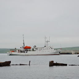 Порт Северо-Курильска с остатками брошенных судов