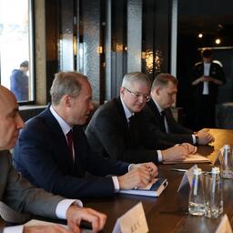 В рамках сессии была проведена встреча губернатора Камчатского края Владимира СОЛОДОВА с главами делегаций. Фото пресс-службы Северо-Восточного теруправления Росрыболовства