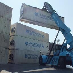 Современный ричстакер отгружает контейнеры с новой площадки