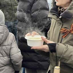 Угощение ухой из полевой кухни в «Антей Север» обещают сделать регулярным. Фото пресс-службы ГК «Антей»
