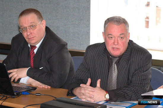 Директор КБ «Восток» Леонид ГОРБОВ (справа) во Владивостоке на встрече с рыбопромышленниками Дальнего Востока
