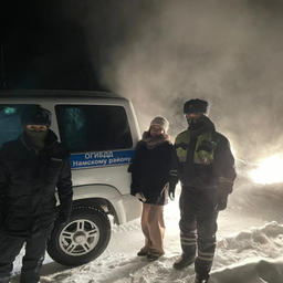Застрявших на трассе женщин выручил патруль ДПС. Фото пресс-службы МВД по Республике Саха (Якутия)