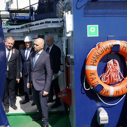 О планах по строительству судов губернатор Алексей БЕСПРОЗВАННЫХ рассказал на церемонии передачи заказчику траулера «Николай Нечай». Фото пресс-службы правительства Калининградской области. CC BY 4.0