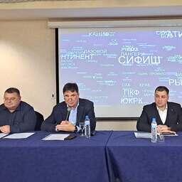 Вице-президент Ассоциации рыбопромышленных предприятий Сахалинской области Павел КОЛОТУШКИН, президент АРСО Максим КОЗЛОВ и заместитель министра по рыболовству островного региона Тимофей ЧАЙКИН