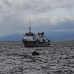 Рыбацкое судно у берегов Камчатки