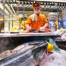 Приготовление лосося в китайском ресторане. Фото из библиотеки Shutterstock