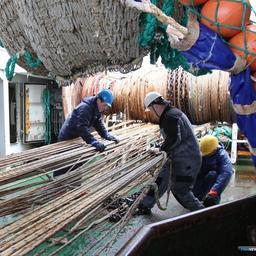 Рыбаки на промысловом судне в районе Южных Курил