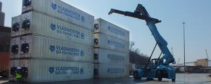 Современный ричстакер отгружает контейнеры с новой площадки