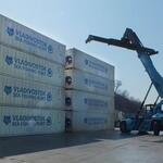 Современный ричстакер отгружает контейнеры с новой площадки