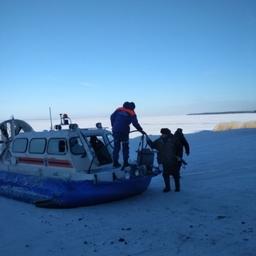 Спасатели вывезли неосторожных рыболовов с отколовшихся льдин на берег. Фото пресс-службы МЧС России
