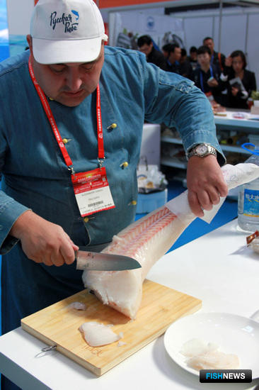 Новый продукт – Siberian sashimi, или строганину из макруруса, предложили попробовать гостям российского стенда на выставке в Циндао
