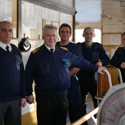 Команда транспортного рефрижератора «Геннадий Водолазский» во главе с капитаном Виктором СМИРНОВЫМ