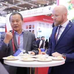 Президент CAPPMA СУЙ Хэ и заместитель руководителя Росрыболовства Андрей ЯКОВЛЕВ на стенде АДМ