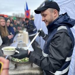 Компания «Антей Север» организовала для ветеранов, жителей и гостей города угощение ухой. Фото пресс-службы ГК «Антей»