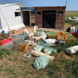 На северо-востоке Сахалина пограничники обнаружили рыбацкий стан для незаконной добычи лососевых и заготовки икры в промышленных масштабах. Фото пресс-службы областного погрануправления