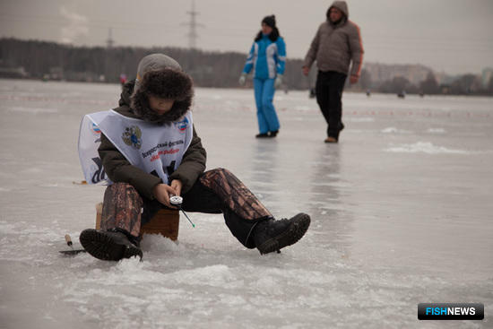 Юные любители зимней рыбалки соревновались в специальной «детской зоне»