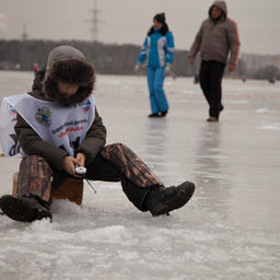 Юные любители зимней рыбалки соревновались в специальной «детской зоне»