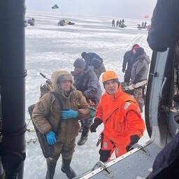 Рыбаков эвакуировали вертолетом. Фото пресс-центра ГУ МЧС России по Сахалинской области