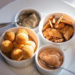 Крокеты с минтаем и икрой и высокобелковые крекеры с мукой из минтая и икры минтая