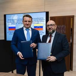 Руководитель Росрыболовства Илья ШЕСТАКОВ и заместитель министра по первичному рыбохозяйственному производству и аквакультуре Венесуэлы Педро Эмилио Герра КАСТЕЛЬЯНО скрепили подписями меморандум. Фото пресс-службы ФАР