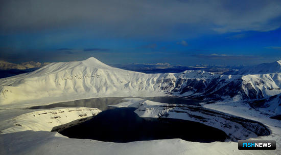 Озеро Штюбеля в кальдере вулкана Ксудач на Камчатке. Температура воздуха -30. Необычную картину наблюдал наш автор из окна вертолета