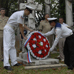 Офицеры экипажа УПС «Паллада», курсанты отдали дань памяти русскому офицеру, верой и честью служившему своему Отечеству