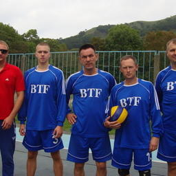 Волейболисты ПБТФ во главе с Павлом ПЕНЬКОВСКИМ (справа)