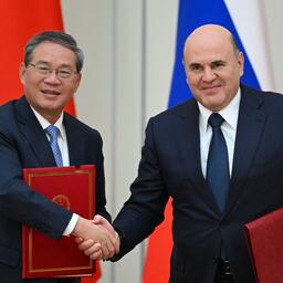Премьер Госсовета КНР ЛИ Цян и председатель правительства РФ Михаил МИШУСТИН, церемония подписания Совместного коммюнике по итогам 31-й регулярной встречи глав правительств России и Китая. Фото пресс-службы российского кабмина